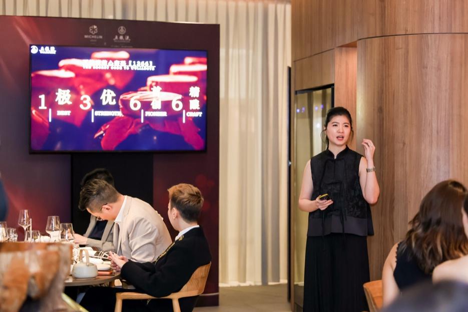 一群男人和女人在房间里

AI 生成的内容可能不正确。